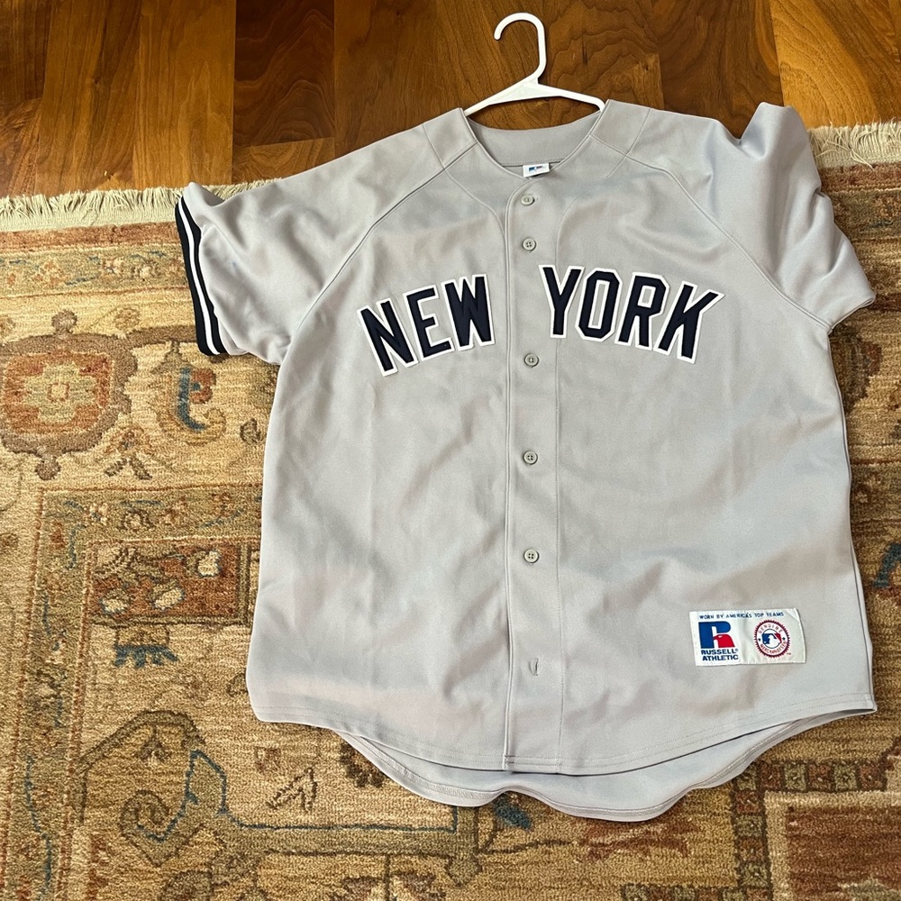 VERY RARE AND VINTAGE RAWLINGS MEDIUM YANKEE JERSEY.